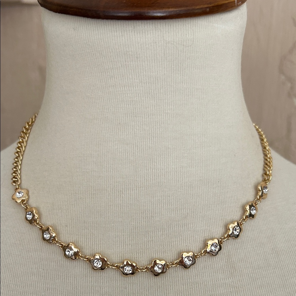 Pretty Gold Flower Necklace